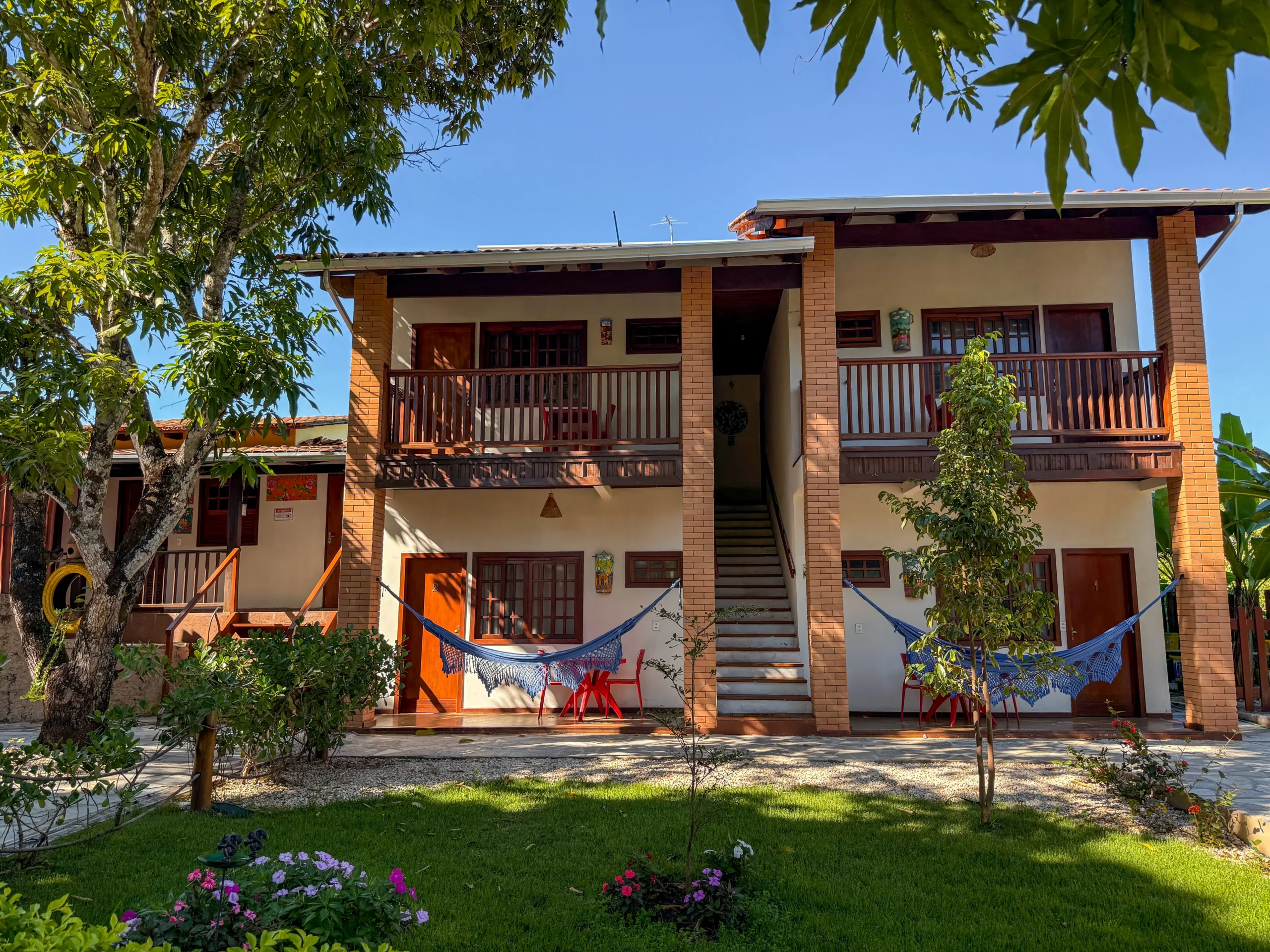 Fachada dos flats com varandas e redes