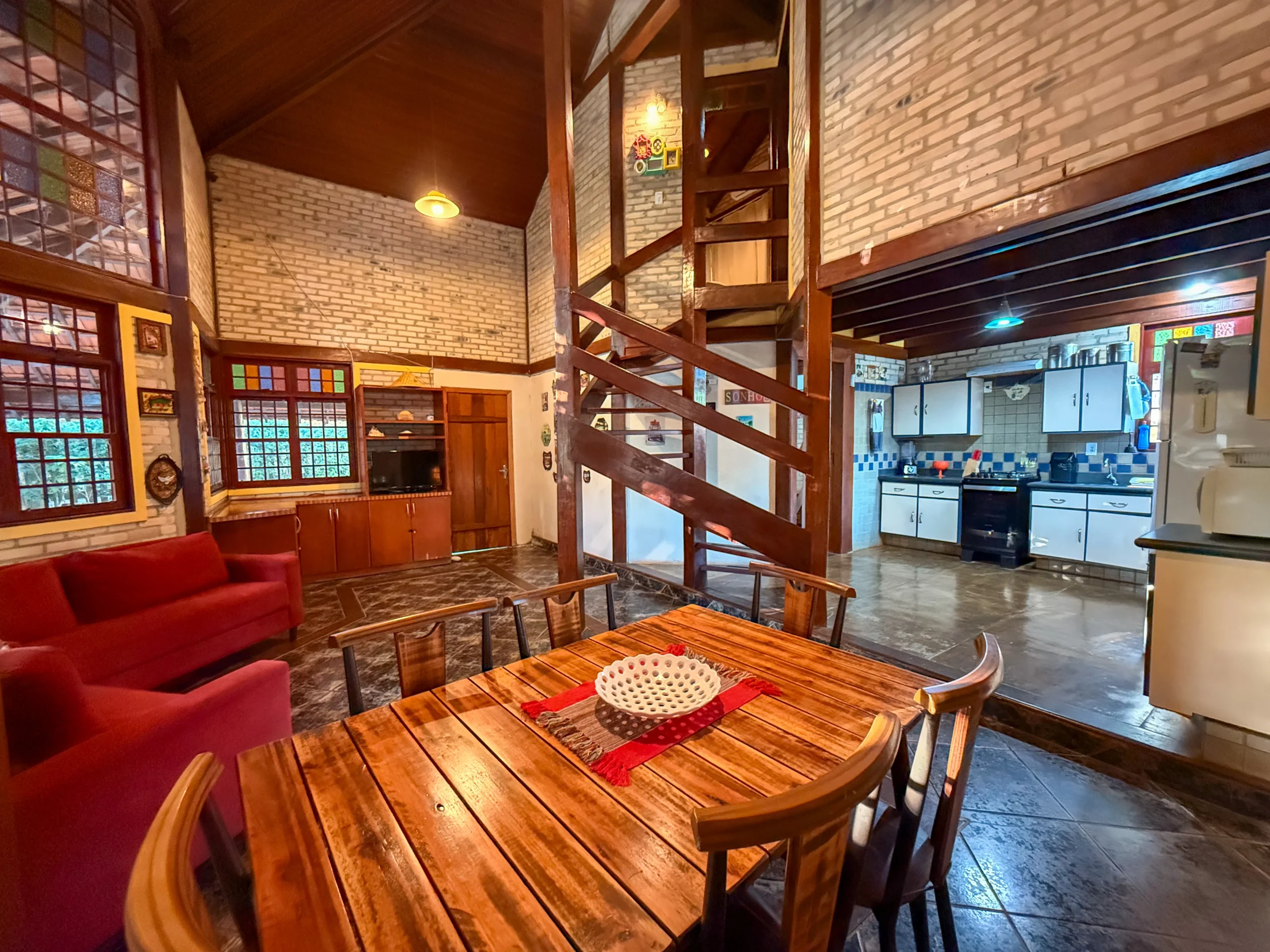 Sala de jantar e cozinha integradas do bangalô