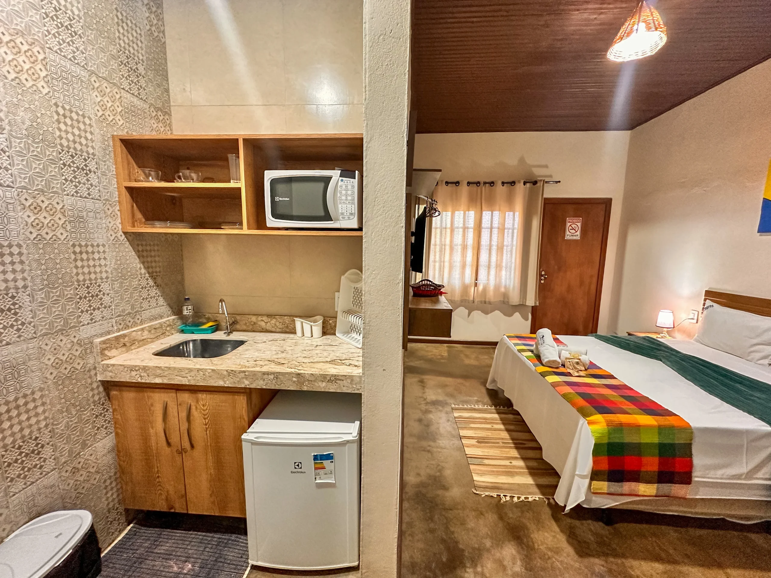 Cozinha compacta integrada ao flat