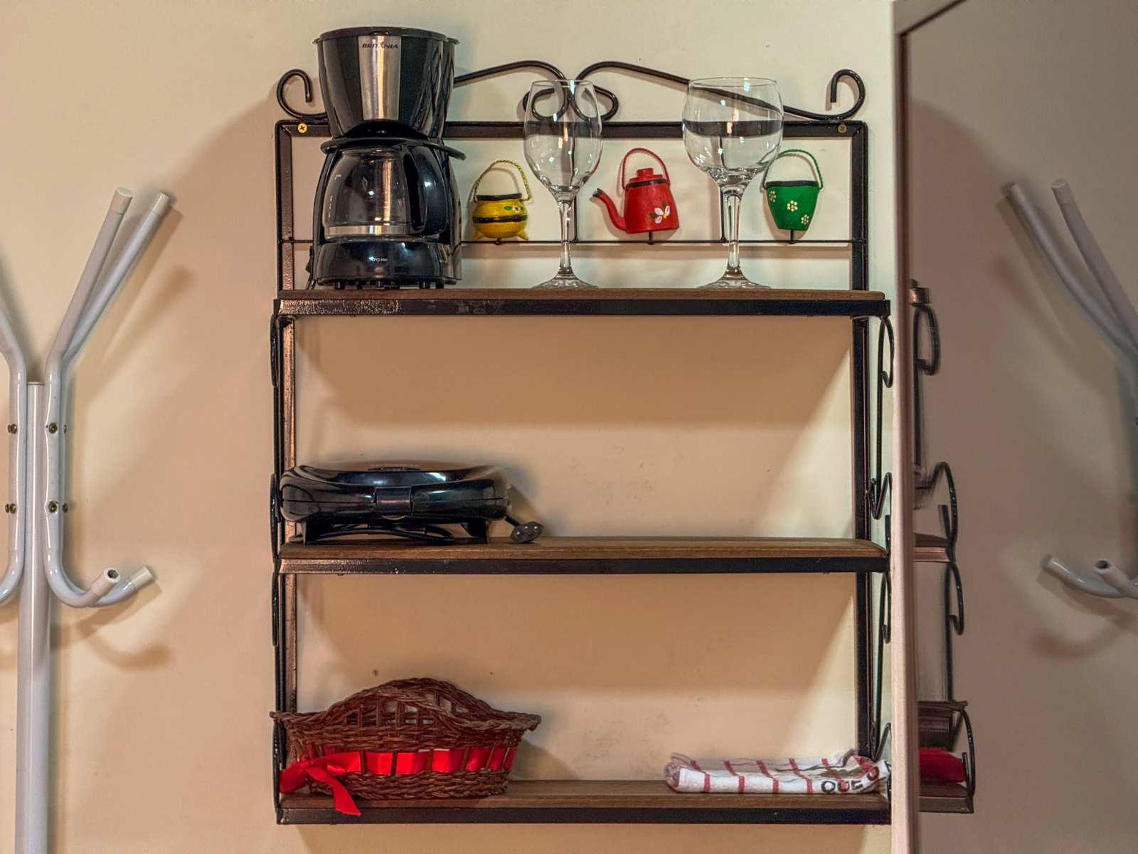 Cafeteira, sanduicheira, taças e utensílios do flat
