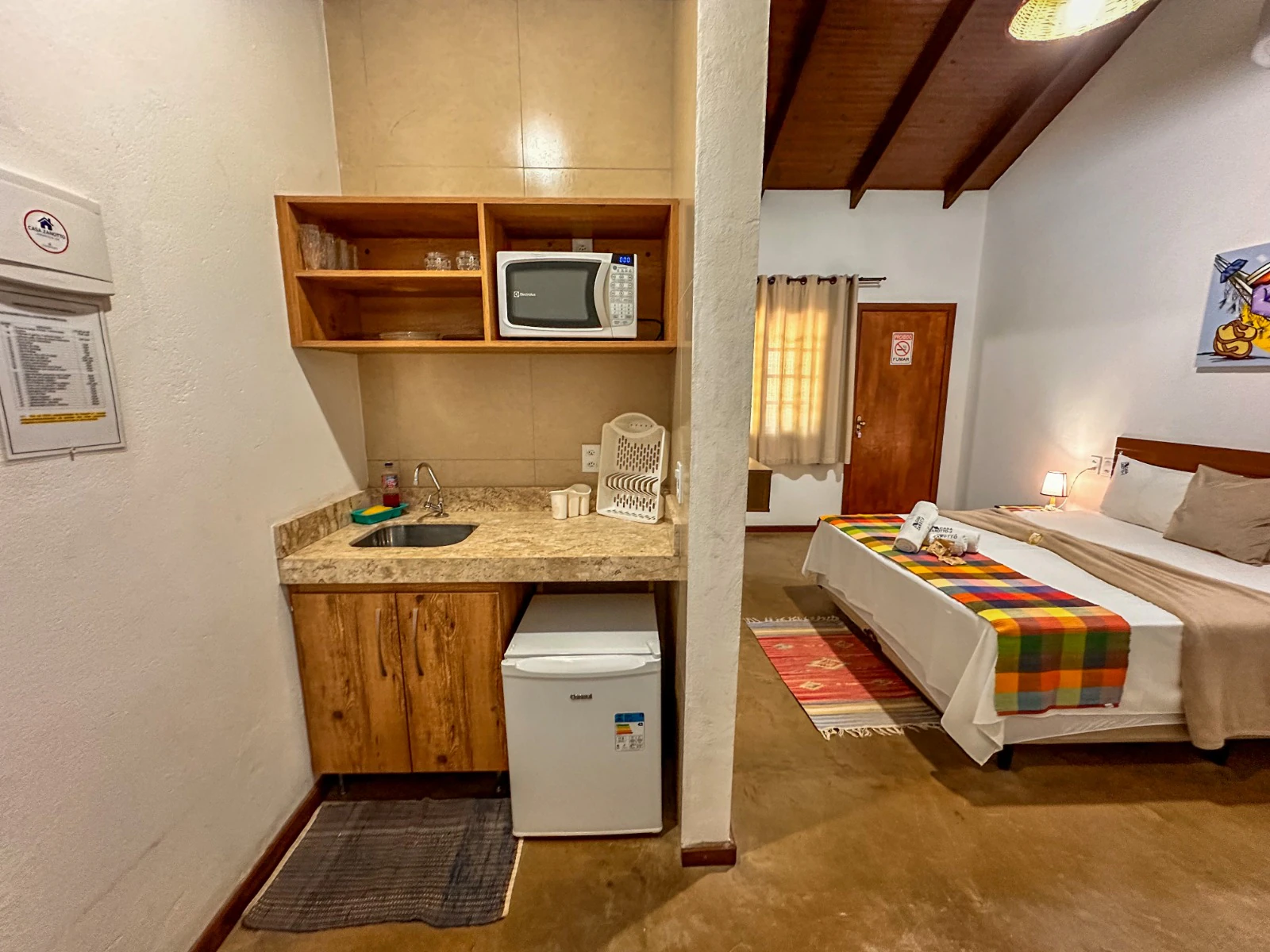 Cozinha compacta integrada ao quarto do flat