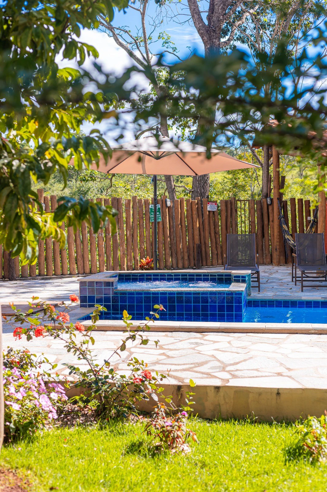 Hidromassagem da piscina aquecida em meio ao jardim florido