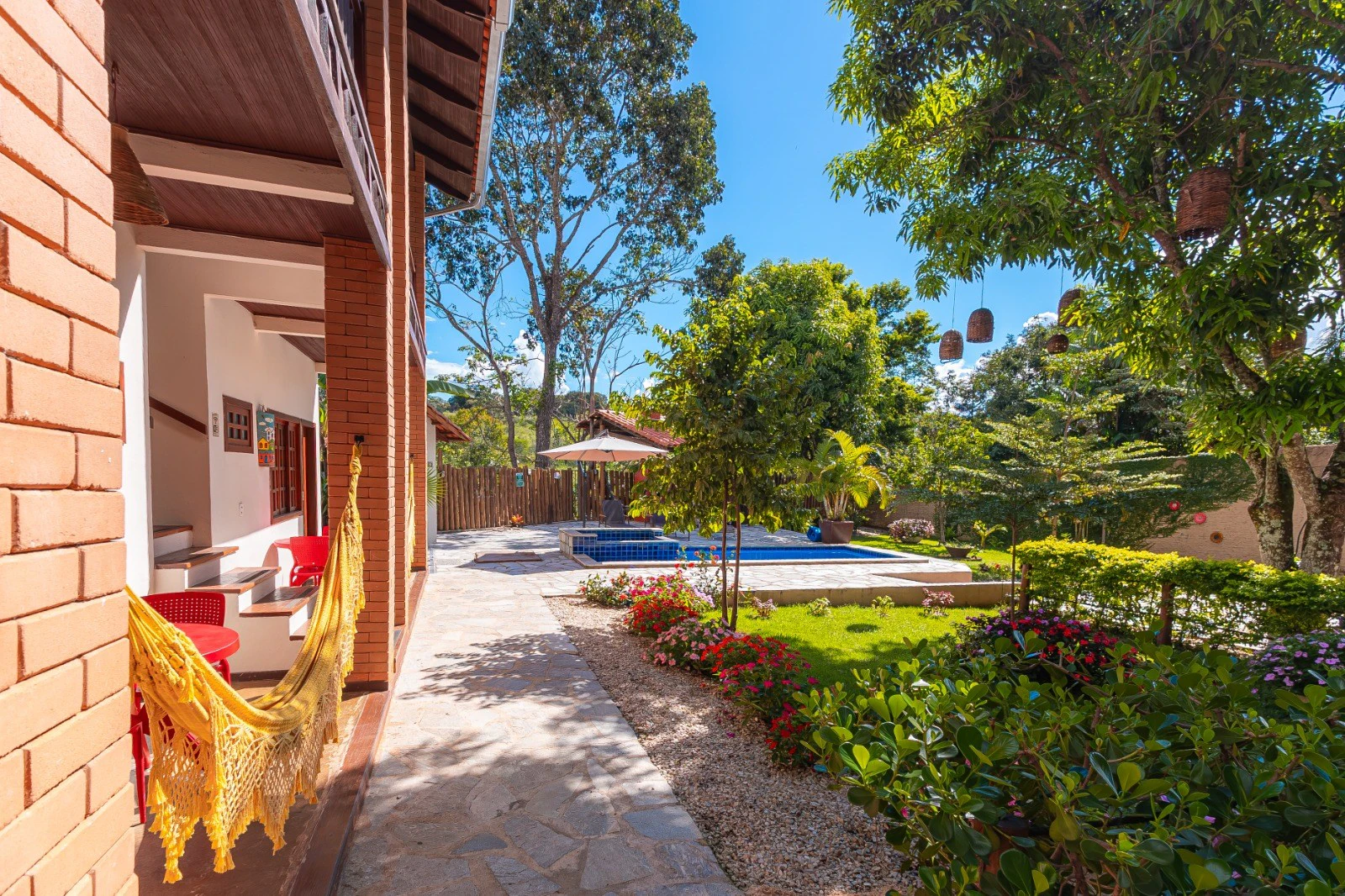Rede na varanda com vista para a piscina e o jardim